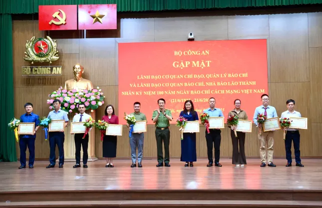 Bộ Công an gặp mặt báo chí nhân kỷ niệm 100 năm Ngày Báo chí cách mạng Việt Nam ảnh 3