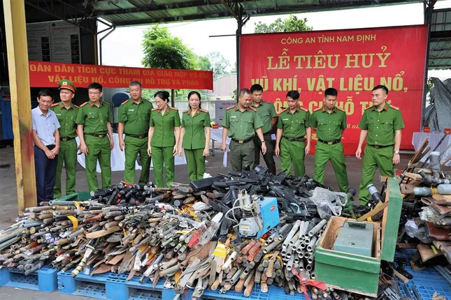 Nam Định: Tiêu hủy nhiều vũ khí, vật liệu nổ, công cụ hỗ trợ ảnh 1