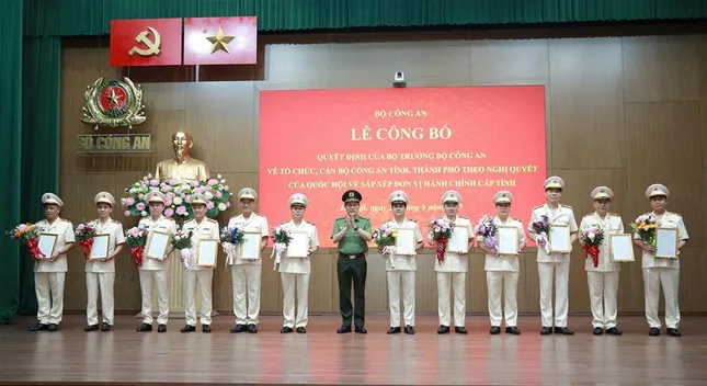 Bộ trưởng Bộ Công an trao quyết định cho 23 Giám đốc công an địa phương sau sáp nhập ảnh 2