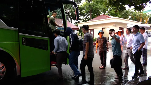 Ninh Bình mới: Trên chuyến xe đón hàng trăm cán bộ về Hoa Lư làm việc- Ảnh 3.