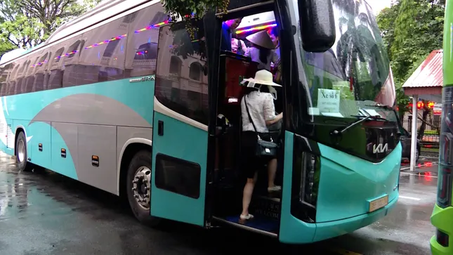 Ninh Bình mới: Trên chuyến xe đón hàng trăm cán bộ về Hoa Lư làm việc- Ảnh 6.