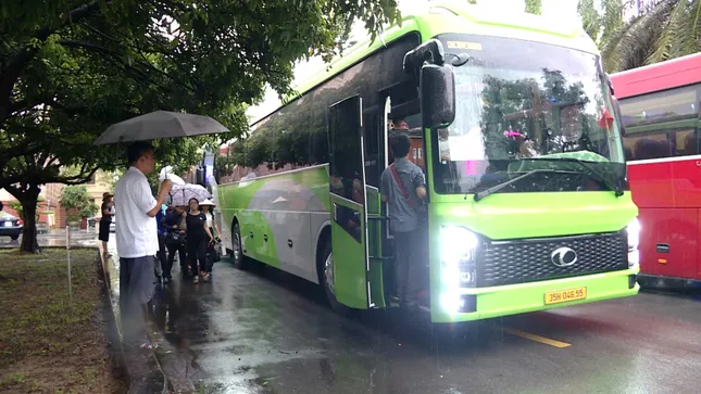Ninh Bình mới: Trên chuyến xe đón hàng trăm cán bộ về Hoa Lư làm việc- Ảnh 7.