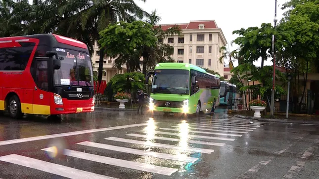 Ninh Bình mới: Trên chuyến xe đón hàng trăm cán bộ về Hoa Lư làm việc- Ảnh 1.