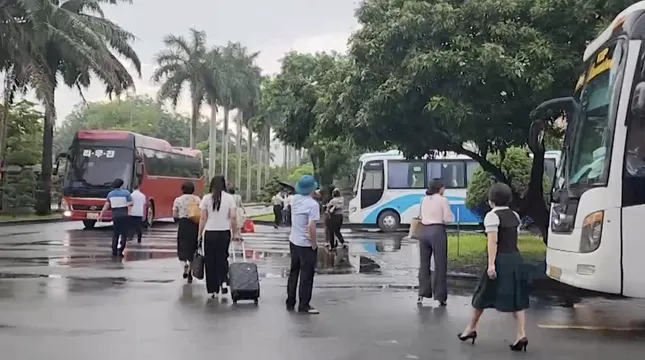 Ninh Bình mới: Trên chuyến xe đón hàng trăm cán bộ về Hoa Lư làm việc- Ảnh 2.