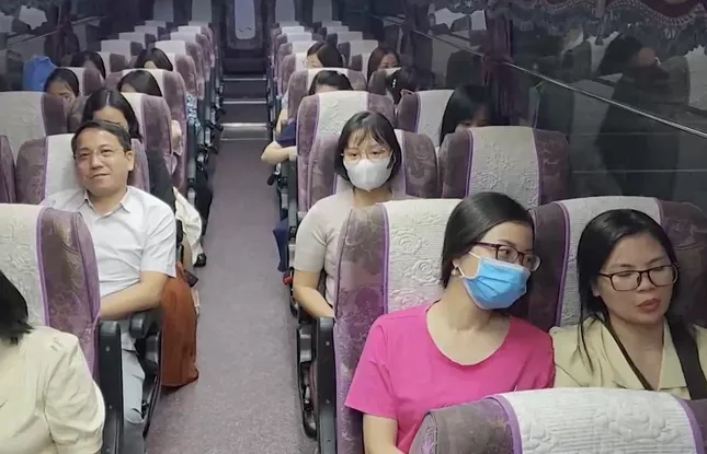 Ninh Bình mới: Trên chuyến xe đón hàng trăm cán bộ về Hoa Lư làm việc- Ảnh 5.