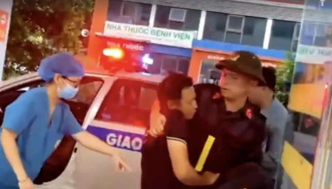 Cảnh sát ‘giải cứu’ tài xế đột quỵ trên cao tốc ảnh 1