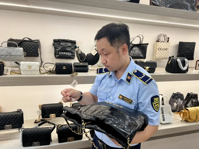 Đà Nẵng: Bán túi Chanel, LV, Gucci &apos;dỏm&apos; bị phạt hơn 110 triệu đồng ảnh 1