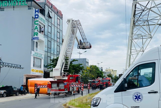 Thanh niên trèo ra ban công tầng 4 khách sạn ở Đà Nẵng đòi nhảy lầu ảnh 1
