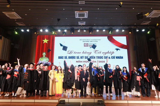 Đại học Duy Tân trao hơn 2.000 bằng tốt nghiệp ảnh 2