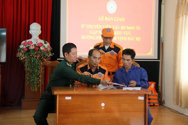 Cứu 7 ngư dân lênh đênh trên biển trong đêm tối, biển động ảnh 4