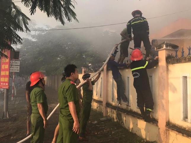 'Bà hỏa' ghé thăm nhà kho, trường tiểu học sơ tán toàn bộ học sinh ảnh 1