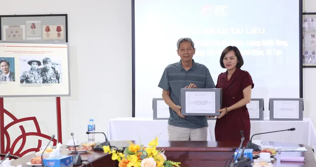 Tiếp nhận nhiều tư liệu ảnh giá trị của các phóng viên chiến trường ảnh 1