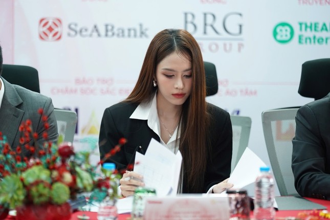 NSND Tự Long ngồi ghế Giám khảo Sơ khảo Hoa hậu Việt Nam 2024 khu vực phía Nam ảnh 5
