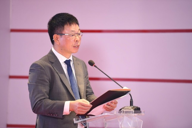 NSND Tự Long ngồi ghế Giám khảo Sơ khảo Hoa hậu Việt Nam 2024 khu vực phía Nam ảnh 1