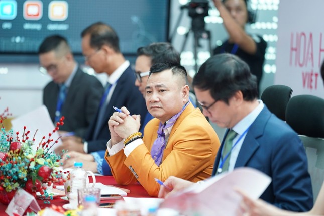 NSND Tự Long ngồi ghế Giám khảo Sơ khảo Hoa hậu Việt Nam 2024 khu vực phía Nam ảnh 2