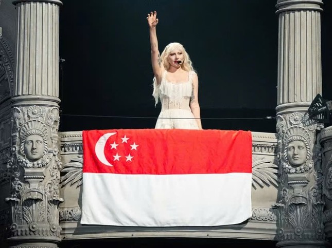 Lady Gaga có khoảnh khắc đời thường đáng yêu tại quán ăn Singapore ảnh 3
