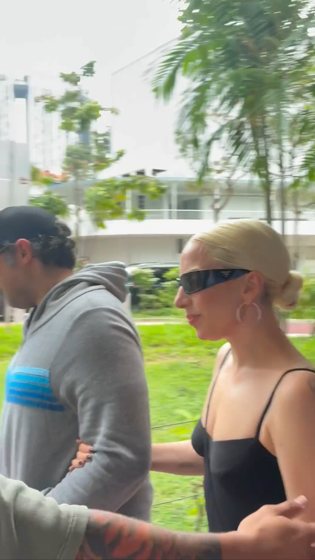 Lady Gaga có khoảnh khắc đời thường đáng yêu tại quán ăn Singapore ảnh 1