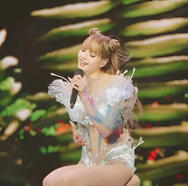 Khác biệt khu biểu diễn của Lisa - Jennie tại Coachella 2025: Ai được ưu ái hơn? ảnh 4