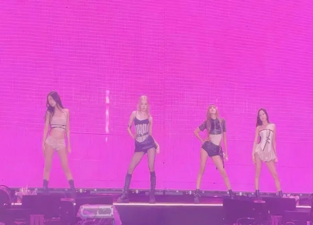 Loạt khung hình "đỏ mặt" của BLACKPINK tại concert DEADLINE: Lisa suýt hôn Rosé ảnh 1