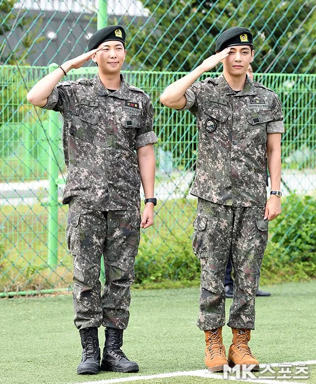 RM và V BTS xuất ngũ trong vòng tay ARMY, trưởng nhóm vẫn "tẻn tẻn" như ngày nào ảnh 1