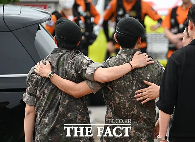 RM và V BTS xuất ngũ trong vòng tay ARMY, trưởng nhóm vẫn "tẻn tẻn" như ngày nào ảnh 3