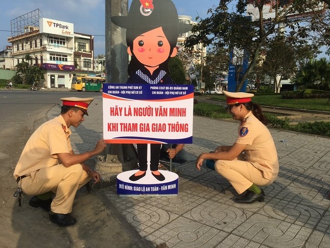 Liên tiếp xảy ra các vụ người ngồi trên ô tô hành hung phụ nữ đi xe máy trên đường ảnh 4