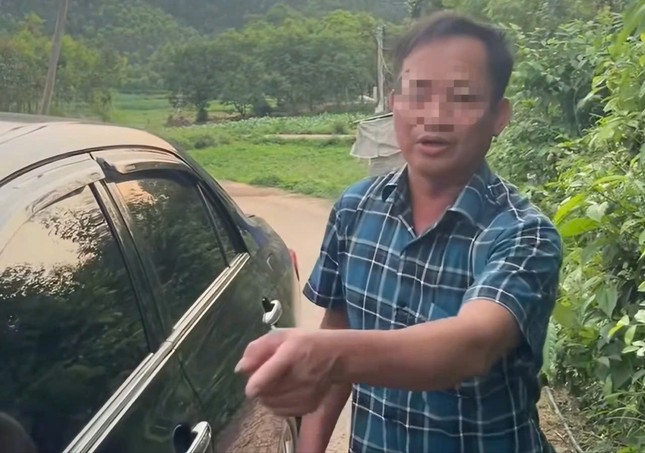 Liên tiếp xảy ra các vụ người ngồi trên ô tô hành hung phụ nữ đi xe máy trên đường ảnh 2