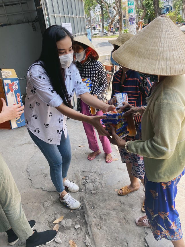Sao Việt 24H: Khắc Việt đón tin vui, Á hậu Kim Duyên đích thân trao quà cho người dân ảnh 4