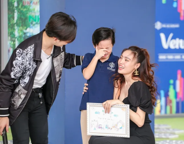 Sao Việt 24h: Mỹ Tâm livestream hát hò, Ninh Dương Lan Ngọc bị cháu ruột hỏi khó ảnh 3