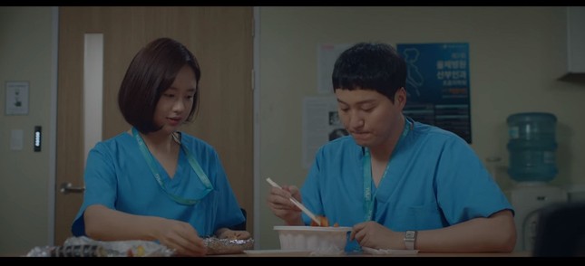"Hospital Playlist" tập cuối: Ơn giời, "Chú Chân Dài" cuối cùng cũng đã thoát ế rồi! ảnh 8
