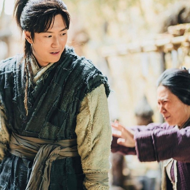 Thần tốc như đoàn phim “Sông Đón Trăng Lên”: Na In Woo đã kịp lên sóng cùng Kim So Hyun ảnh 3