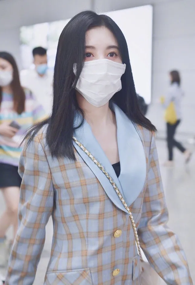 Mỹ nữ “4000 năm có một” Cúc Tịnh Y lên No.1 hot search vì đeo khẩu trang to khó hiểu ảnh 3