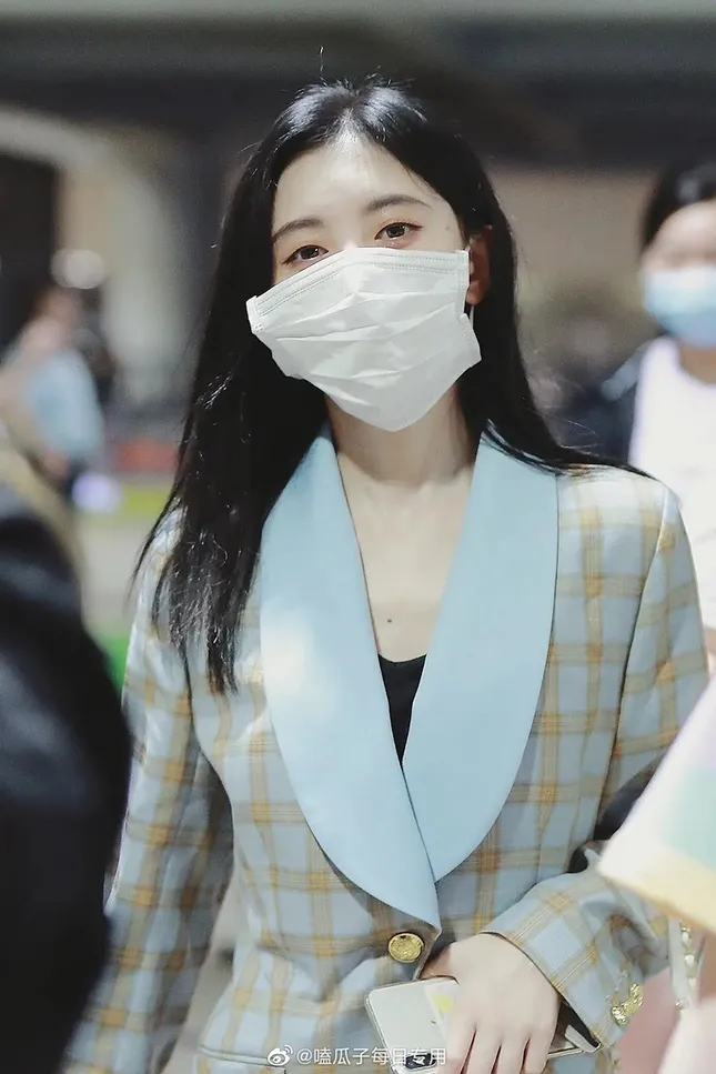 Mỹ nữ “4000 năm có một” Cúc Tịnh Y lên No.1 hot search vì đeo khẩu trang to khó hiểu ảnh 2