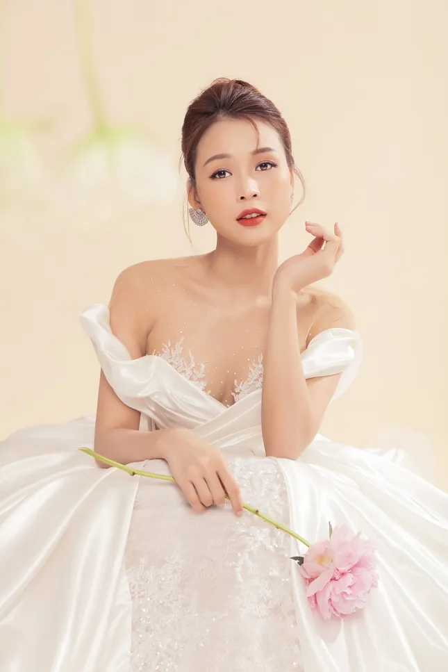 Sam lần thứ 2 mặc váy cô dâu, fan hoang mang không biết chú rể là ai ảnh 4