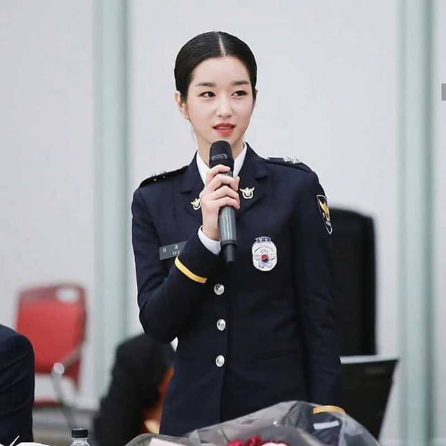 Có thể bạn chưa biết, Seo Ye Ji "Điên Thì Có Sao" ngoài đời là một cảnh sát danh dự ảnh 4