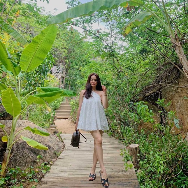 Chiếc váy yếm siêu mát mẻ khiến các hotgirl mê mẩn, không ngại “đụng hàng“ ảnh 1