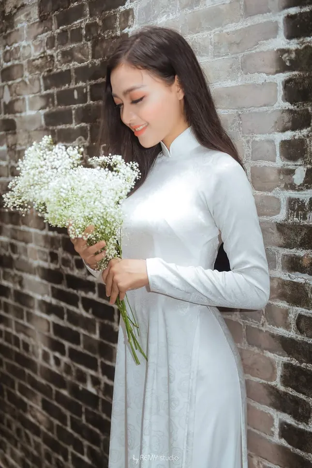 Làm quen với Trần Em Bi - thí sinh Hoa hậu Việt Nam 2020 vừa đa tài vừa xinh đẹp ảnh 3