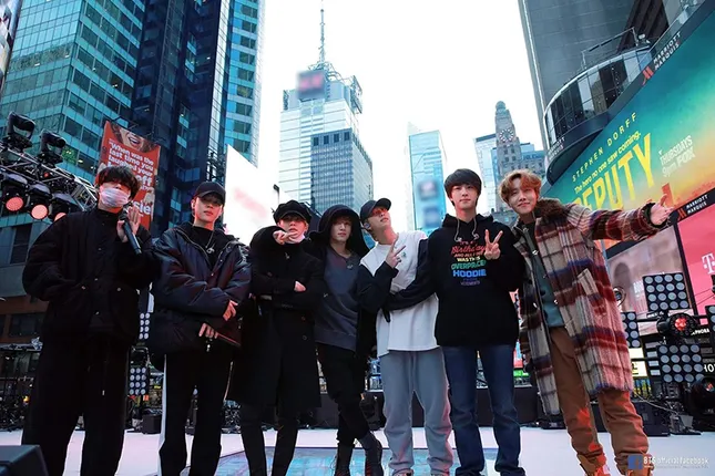Stylist nhà Big Hit rất nhiều lần dường như quên mất j-hope cũng là một thành viên của BTS ảnh 7
