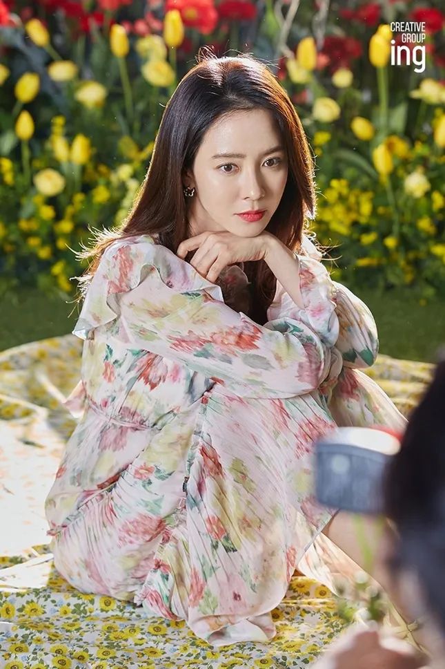 Dù phim “Mình Từng Yêu Nhau” có rating thảm, Song Ji Hyo vẫn cực “hot” chỉ vì 3 bộ váy này ảnh 5