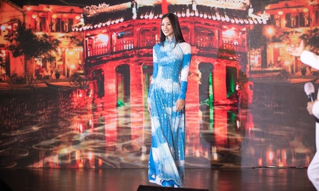 Chiếc áo dài Hoa hậu Tiểu Vy diện được mua với giá 80 triệu để ủng hộ Đà Nẵng chống dịch ảnh 1