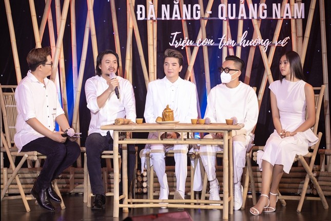 Chiếc áo dài Hoa hậu Tiểu Vy diện được mua với giá 80 triệu để ủng hộ Đà Nẵng chống dịch ảnh 3