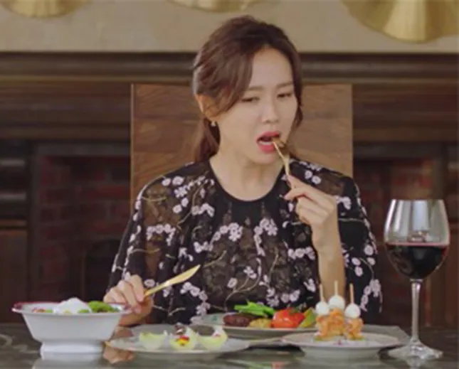 Đụng hàng Jennie, Lisa, Irene, YoonA, “chị đẹp” Son Ye Jin được khen hay bị chê nhiều hơn? ảnh 11