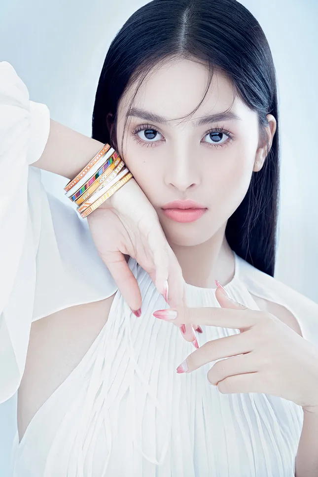 Hoa hậu Tiểu Vy đón tuổi mới bằng bộ ảnh trong veo khoe vẻ xinh đẹp “gây thương nhớ“ ảnh 3