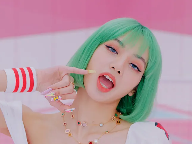 Ngoài vòng cổ tiền tỉ, Lisa BLACKPINK đeo cả trang sức 1,5 triệu đồng trong "Ice Cream" ảnh 3