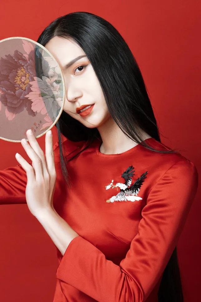 Lynk Lee ngày càng đẹp nữ tính, khoe bộ ảnh áo dài xinh như bước ra từ tranh vẽ ảnh 4