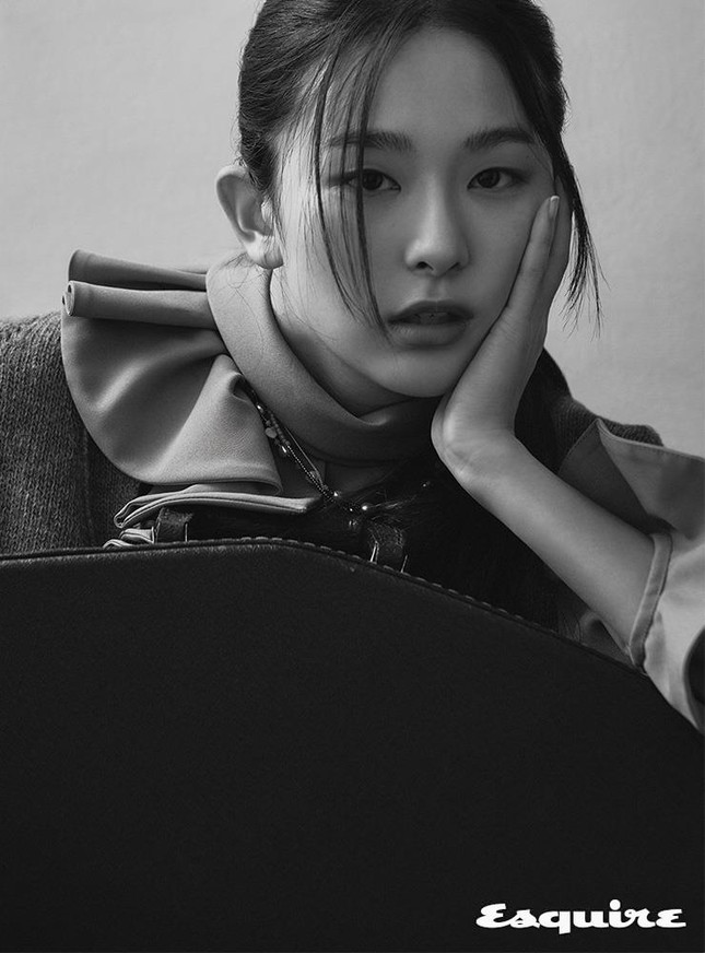 Seulgi Red Velvet gây tranh cãi vì mặc đồ ngủ trị giá 87 triệu trong loạt hình thời trang ảnh 7