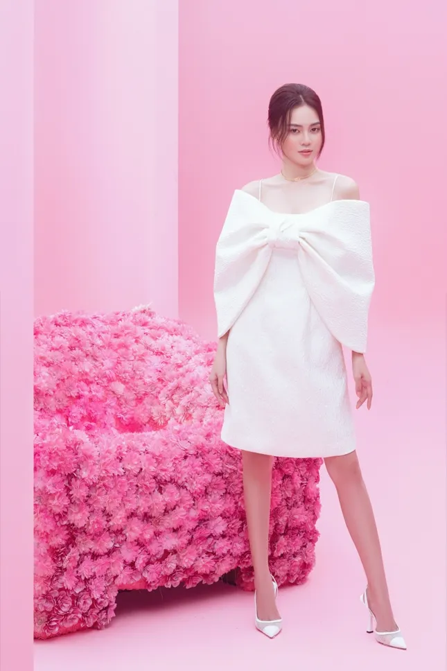 Với 2 tông màu trắng hồng, Lan Ngọc xinh đẹp dịu dàng trong các thiết kế kiểu dáng mới lạ ảnh 4