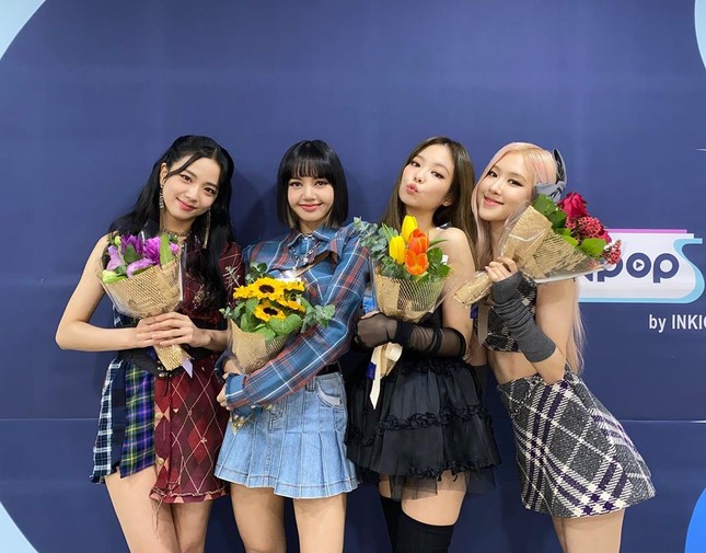 Netizen không hiểu vì sao stylist lại cho Jisoo mặc chiếc áo chắp vá te tua lên sân khấu ảnh 2