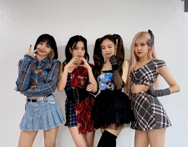 Netizen không hiểu vì sao stylist lại cho Jisoo mặc chiếc áo chắp vá te tua lên sân khấu ảnh 1