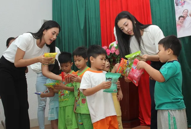 Thí sinh Hoa Hậu Việt Nam 2020 chia sẻ yêu thương cùng các em nhỏ kém may mắn ở Vũng Tàu ảnh 5